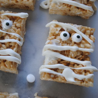 Lil Mummy Rice Krispie Treats and a Belated Halloween Shout out!