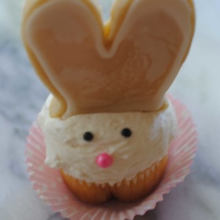 Bunny Cupcakes & a Bunny Ears Cookie Pop Tutorial!